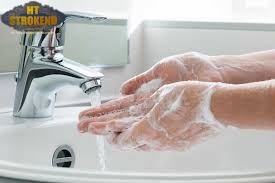 Rửa tay trước khi chăm sóc trẻ sơ sinh